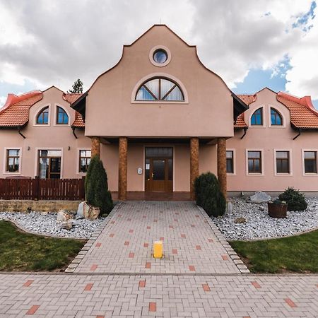 Motel Ard Sarovce Екстериор снимка