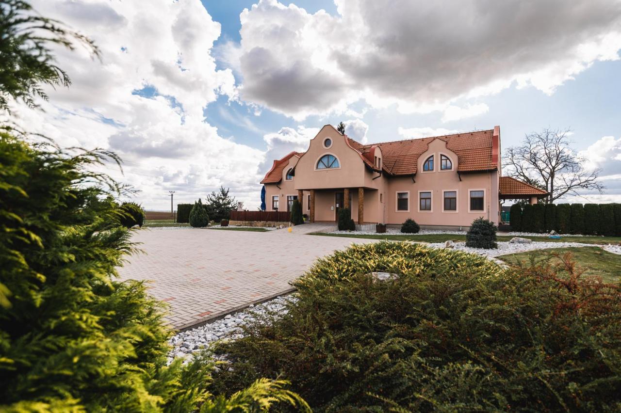 Motel Ard Sarovce Екстериор снимка